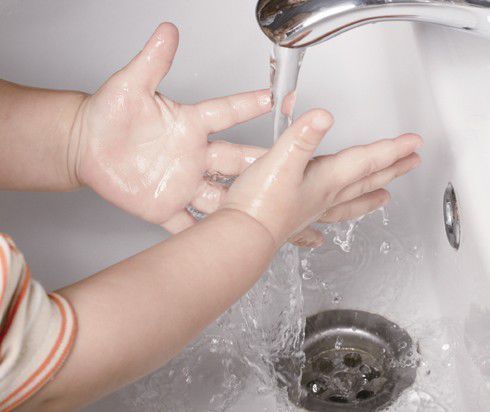 給寶寶洗手，洗手液和肥皂哪個更好